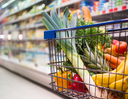 Einkaufswagen voller Einkäufe in einem Supermarkt (benjaminnolte)