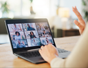 Handgrüße auf dem Laptop im virtuellen Meeting