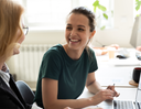 Junge Frau im Büro mit Kollegin
