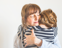 Mutter umarmt Sohn